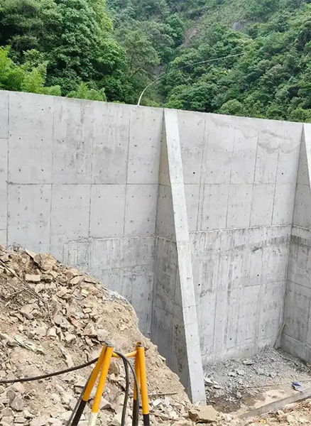 蚌埠龙子湖区重力式挡土墙